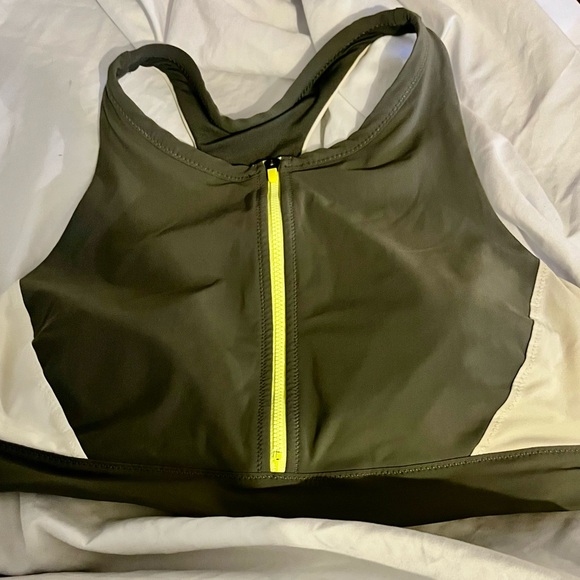 Athleta Sports Bra with Removable Pads, size Medium - Picture 3 of 9